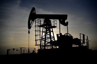 El precio del petróleo superó los 100 dólares por barril tras cumplirse una semana de la guerra entre EE. UU. e Irán.